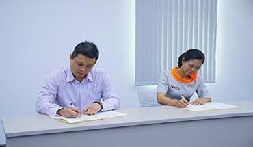 The signing ceremony of the Memorandum of Understanding (MOU) between Ton Duc Thang University INSPiRE Library and Cengage Learning 