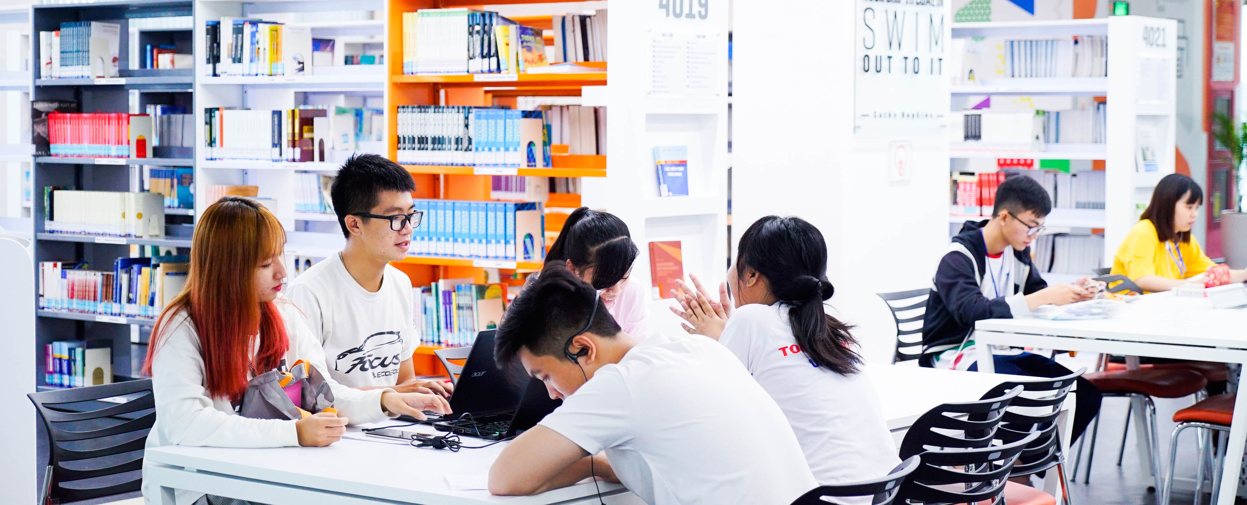 Sinh viên học tập tại thư viện