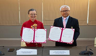 MOU renewal ceremony between Ton Duc Thang University's INSPiRE Library and Chulalongkorn University's Central Library, Thailand.