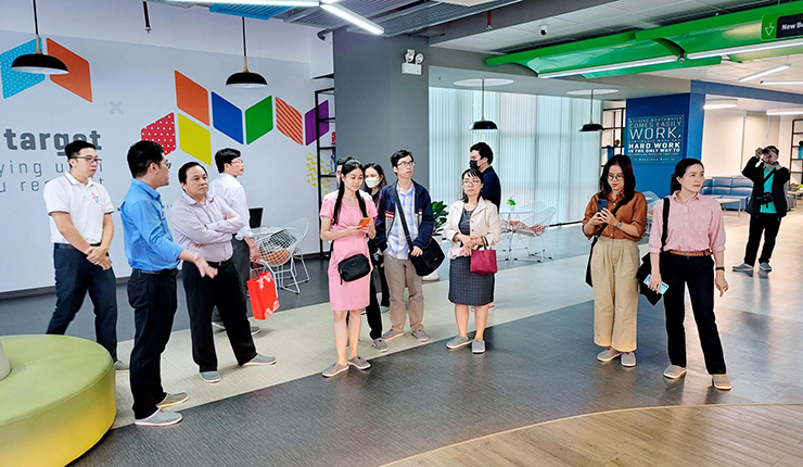 The General Sciences Library of Ho Chi Minh City visited TDTU Library